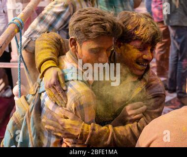 BARSANA, UTTAR PRADESH / INDE - MARS 2020 : les gens et les passionnés participant à la célèbre Lathmar Hali colorée de Barsana ville de Radehy Rani Ji avec col Banque D'Images
