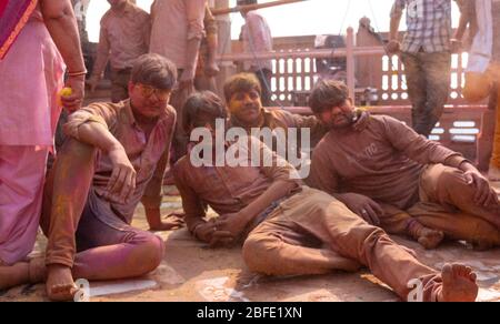BARSANA, UTTAR PRADESH / INDE - MARS 2020 : les gens et les passionnés participant à la célèbre Lathmar Hali colorée de Barsana ville de Radehy Rani Ji avec col Banque D'Images