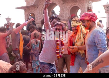 BARSANA, UTTAR PRADESH / INDE - MARS 2020 : les gens et les passionnés participant à la célèbre Lathmar Hali colorée de Barsana ville de Radehy Rani Ji avec col Banque D'Images