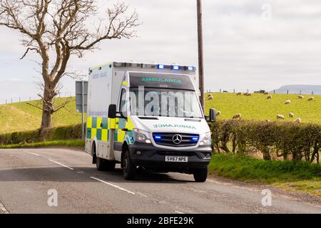 Ambulance écossaise avec feux clignotants bleus répondant à un appel d'urgence pendant la pandémie de coronavirus dans le Stirshire rural, Écosse, Royaume-Uni Banque D'Images