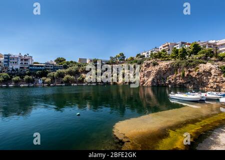 AGIOS NIKOLAUS, GRÈCE - 10 SEPTEMBRE 2019: Lac Vulismeni, une journée ensoleillée d'été. Banque D'Images