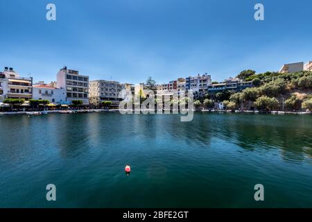 AGIOS NIKOLAUS, GRÈCE - 10 SEPTEMBRE 2019: Lac Vulismeni, une journée ensoleillée d'été. Banque D'Images