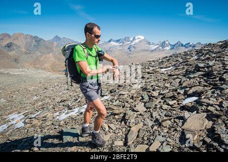 le mountaineer s'oriente dans les Alpes en une belle journée ensoleillée Banque D'Images