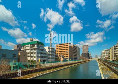 La rivière Yokojukken a également nommé la rivière Tenjin en raison de sa proximité avec le sanctuaire Kameido Tenjin du quartier Kuroda de Tokyo avec le Skytree Tow Banque D'Images