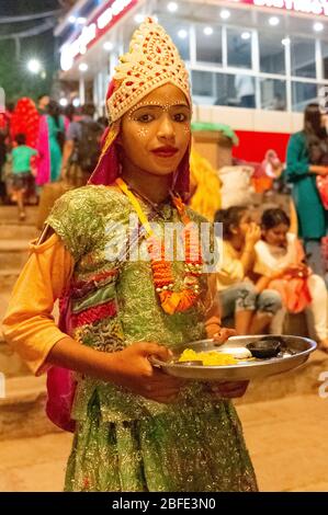 VARANASI, UTTAR PRADESH / INDE - AVRIL 2019 : les jeunes Indiens de la déesse indienne cherchent à attirer les touristes à Varanasi Banque D'Images