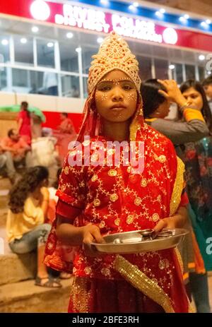 VARANASI, UTTAR PRADESH / INDE - AVRIL 2019 : les jeunes Indiens de la déesse indienne cherchent à attirer les touristes à Varanasi Banque D'Images