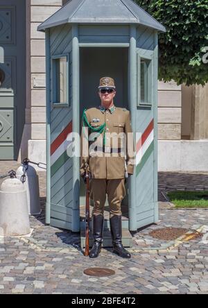 Budapest, Hongrie, 06/06/2015 - un Sentry en uniforme cérémonial de garde debout au château de Budapest. Banque D'Images