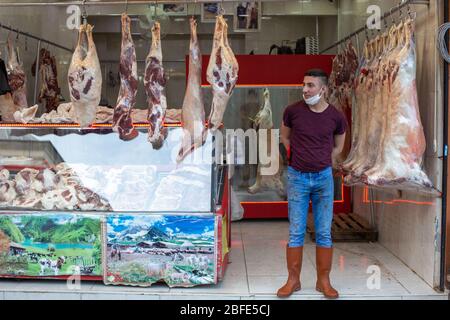 Istanbul, Turquie. 17 avril 2020. Les gens font du shopping dans le célèbre marché des femmes du quartier de Fatih à Istanbul avant le deuxième week-end en raison de la pandémie de coronavirus. On a noté que les gens qui font du shopping sur le marché, célèbres pour la foule habituellement, ne maintiennent pas la distance sociale et sont en contact étroit. Le quartier de Fatih abrite le bazar historique des femmes, 'KadÄ±nlar PazarÄ±' en turc, depuis les années 1940. Crédit: ZUMA Press, Inc./Alay Live News Banque D'Images