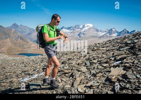 le mountaineer s'oriente dans les Alpes en une belle journée ensoleillée Banque D'Images