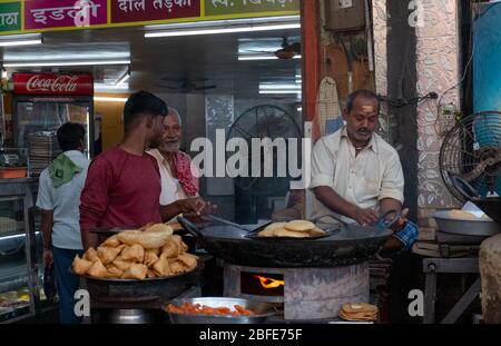 VARANASI, UTTAR PRADESH / INDE - AVRIL 2019 : vendeurs de rue vendant leurs produits dans la rue de Varanasi Banque D'Images