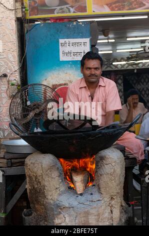 VARANASI, UTTAR PRADESH / INDE - AVRIL 2019 : vendeurs de rue vendant leurs produits dans la rue de Varanasi Banque D'Images