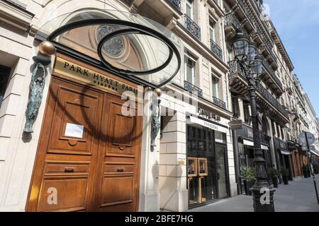 CORONAVIRUS : LES CÉLÈBRES HÔTELS DE LUXE SONT TEMPORAIREMENT FERMÉS À PARIS Banque D'Images