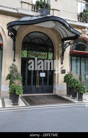 CORONAVIRUS : LES CÉLÈBRES HÔTELS DE LUXE SONT TEMPORAIREMENT FERMÉS À PARIS Banque D'Images