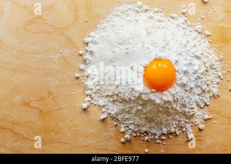 Produits pour la pâte, la farine, le sucre et les œufs à bord. Pâtisseries maison. Pain court. Banque D'Images