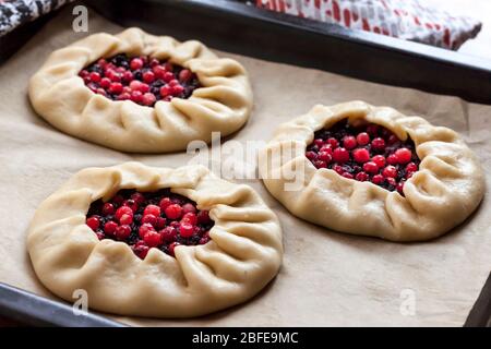 Cuisine de la galette douce aux baies de sureau et aux baies de cowberry Banque D'Images