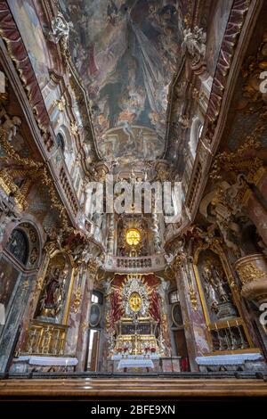 2 février 2020 - Munich, Allemagne: Vue à l'échelle de l'intérieur de l'église baroque Asamkirche avec autel et vue au plafond Banque D'Images