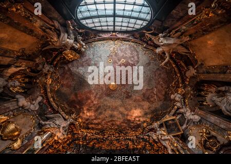 2 févr. 2020 - Munich, Allemagne: Plafond avec décoration or dans le hall d'entrée de l'église baroque Asamkirche Banque D'Images