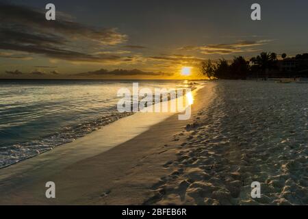 Coucher du soleil à Dover Beach, St Lawrence Gap, Côte Sud, Barbade, Caraïbes. Banque D'Images