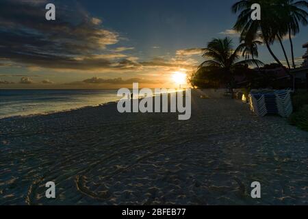 Coucher du soleil à Dover Beach, St Lawrence Gap, Côte Sud, Barbade, Caraïbes. Banque D'Images