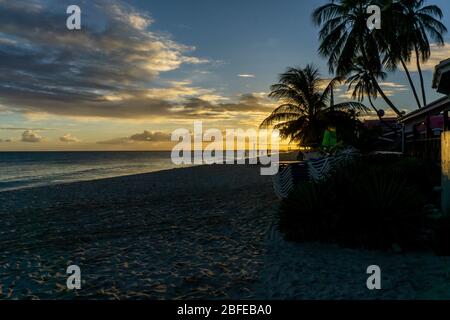 Coucher du soleil à Dover Beach, St Lawrence Gap, Côte Sud, Barbade, Caraïbes. Banque D'Images