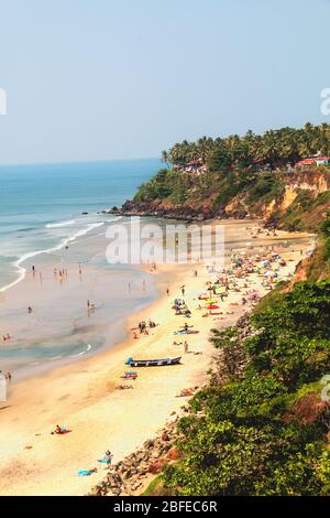 Les touristes domestiques et forign bénéficiant dans les plages de varkala papanasam,,kerala thiruvananthapuram,Inde,,pradeep Subramanian,tourisme,papanasam beach Banque D'Images