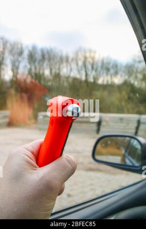 Marteau de sécurité à utiliser pour briser la vitre latérale du conducteur en cas d'accident de voiture Banque D'Images