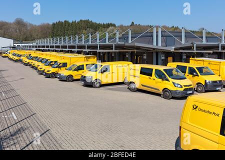 Deutsche Post de fourgonnettes à dépôt. Deutsche Post est une marque de Deutsche Post AG utilisée pour ses services de messagerie électronique en Allemagne. Banque D'Images