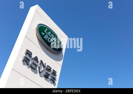 Signe Land Rover/Range Rover de la concession contre le ciel bleu. Banque D'Images