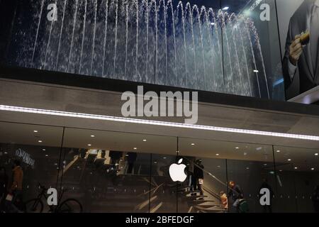 Milan, Italie, 12/24/2018: L'entrée de l'Apple Store, sur la Piazza Liberty à Milan Banque D'Images