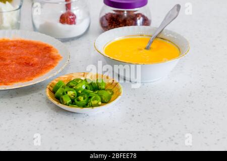 Oeuf, tomate, poivre préparé pour faire l'omelette Banque D'Images