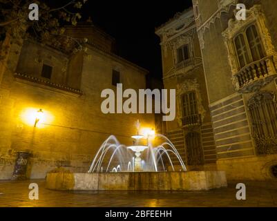 Fontaine d'eau et belle façade de nuit à Valence en exposition longue Banque D'Images