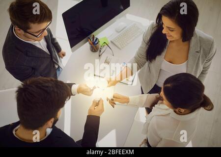 Travail d'équipe remue un brainstorming sur les employés de l'entreprise au bureau. Banque D'Images