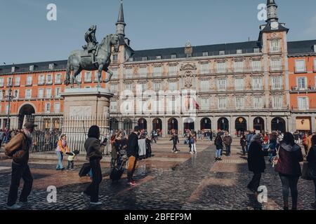 Madrid, Espagne - 26 janvier 2020: Les touristes marchant sur la Plaza Mayor, un grand espace public au coeur de Madrid, la capitale de l'Espagne réputée pour son r Banque D'Images