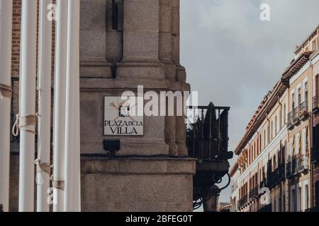 Madrid, Espagne - 26 janvier 2020: Panneau de nom de rue sur la place de la ville ('Plaza de la Villa') à Madrid, capitale de l'Espagne réputée pour ses riches dépôts Banque D'Images