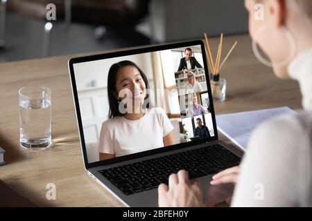 Femme asiatique et collègues divers participant à la vidéo de groupe Banque D'Images