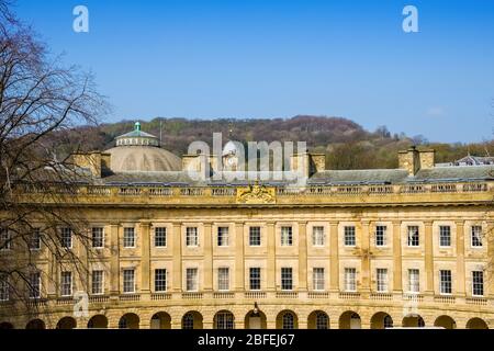 Buxton, Derbyshire : le croissant géorgien nouvellement restauré dans le centre de la ville du Peak District Banque D'Images