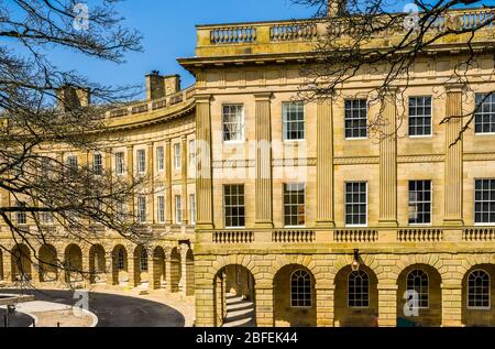 Buxton, Derbyshire : le croissant géorgien nouvellement restauré dans le centre de la ville du Peak District Banque D'Images