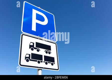 Panneau de signalisation allemand : parking pour semi-remorque simple et double Banque D'Images