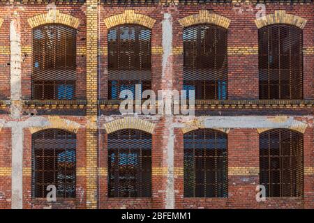 Ancienne façade en briques hollandaises avec briques rouges et beiges en partie décalées Banque D'Images