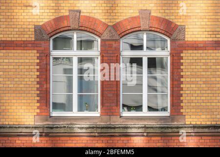 Ancienne façade de bâtiment rouge et beige clinker néerlandais entourant les fenêtres comme cadre Banque D'Images