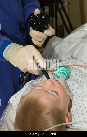 Jeune enfant en examen endoscopique. Banque D'Images