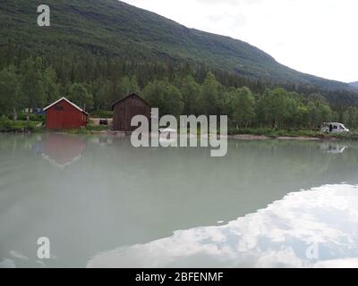 Rive au lac Svartisvatnet et montagnes reflétées dans l'eau près du glacier européen Svartisen dans le comté de Nordland en Norvège, ciel nuageux en 2019 à somme froide Banque D'Images