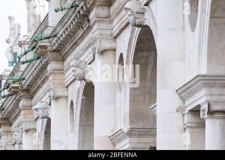 Vicence Italie. Un détail du toit et de la façade du grand monument 'Basilica Palladiana' sur la place 'Signori' conçu par Andrea Palladio Banque D'Images