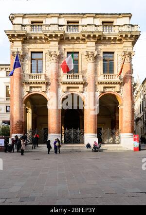 Vicenza, Italie, décembre 2017. Élévation principale du 'Palazzo del Capitaniato' connu aussi sous le nom de ' Loggia Bernarda' conçu par Andrea Palladio dans le Banque D'Images