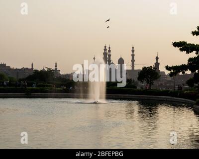 Parc Al Azhar, le Caire, Egypte, octobre 2019, la fontaine dans un petit lac Banque D'Images