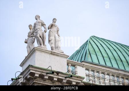 Vicence Italie. Un détail du toit du grand monument 'Basilica Palladiana' sur la place 'Signori' conçu par Andrea Palladio Banque D'Images