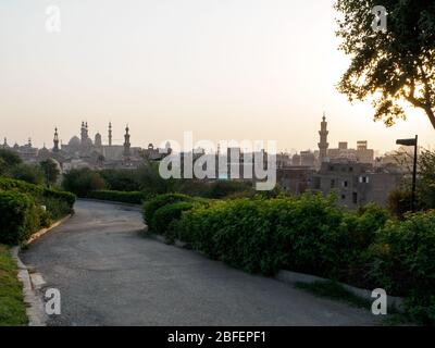 Parc Al Azhar, le Caire, Egypte, octobre 2019, un chemin dans le parc avec la ville du Caire et la citadelle en arrière-plan Banque D'Images