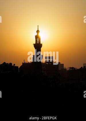 Parc Al Azhar, le Caire, Egypte, octobre 2019, la silhouette d'une mosquée au Caire comme le soleil est en place Banque D'Images