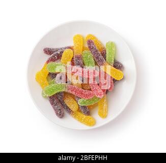 Plaque de bonbons colorés à la gelée de gummy isolés sur blanc Banque D'Images