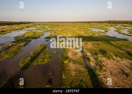 Vue sur la rivière Olifants, parc national Kruger, Afrique du Sud, vue depuis le pont haut avec l'ombre du pont au premier plan Banque D'Images